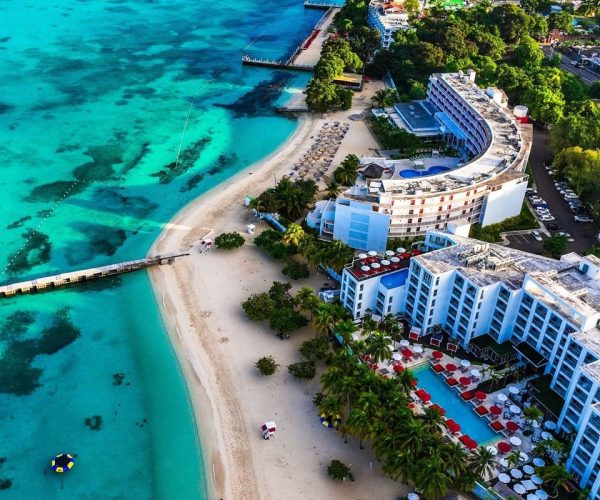 Why Americans Are Flocking To This Caribbean Island Despite Safety Warnings